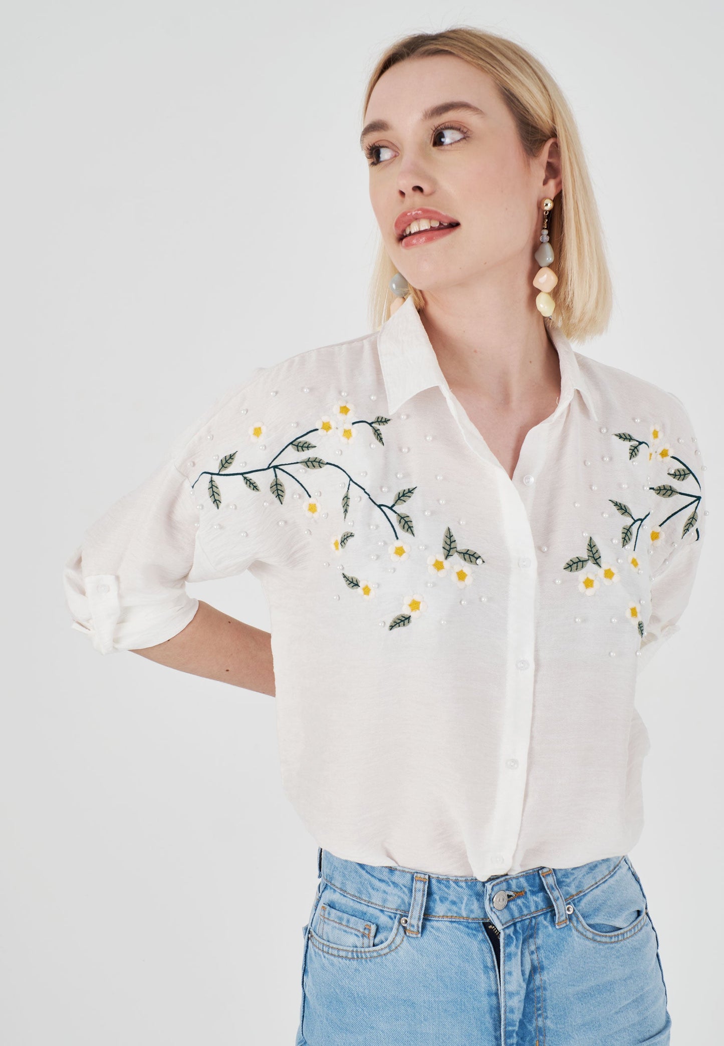 Daisy Embroidered Sleeve Folded Ayrobin Linen Shirt