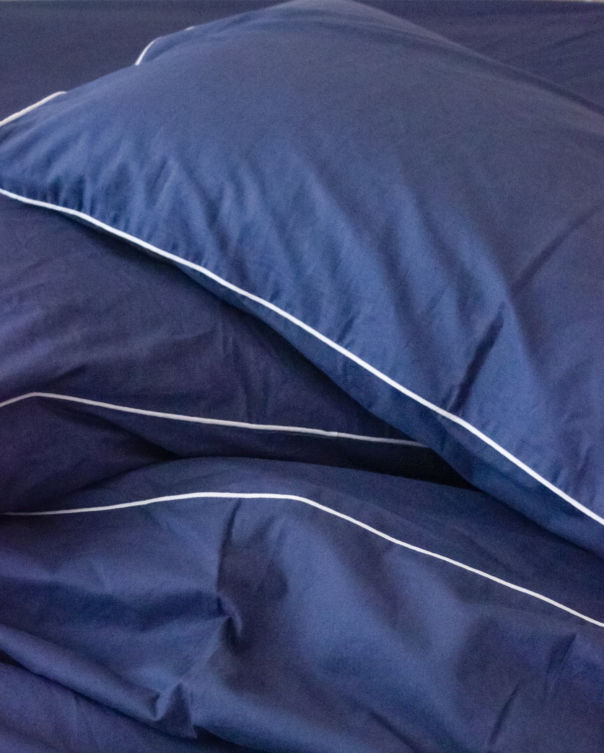 Classic Percale - Core Bedding Set - Navy Blue with White Piped Edge